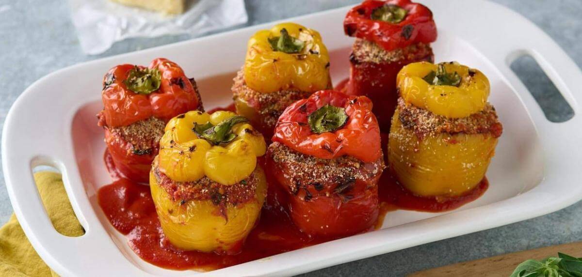 Poivrons farcis aux boulettes de viande avec sauce tomate rapide